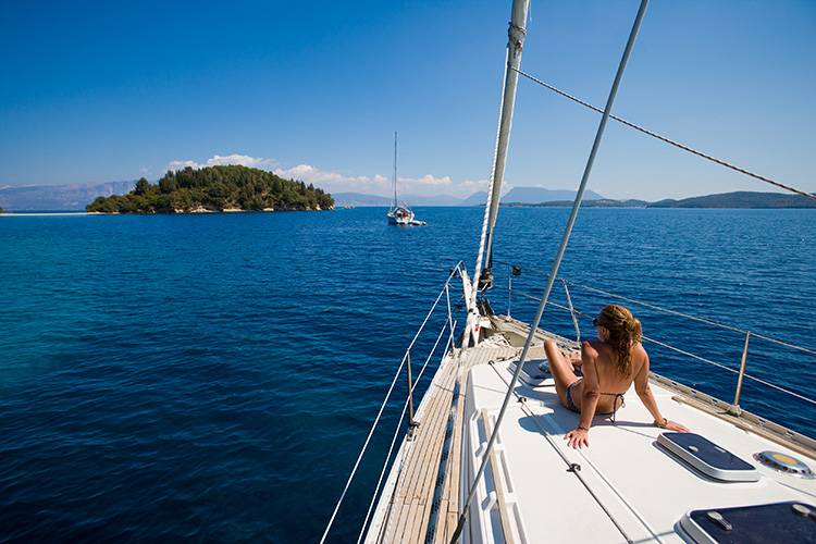 Discover Greece with a Luxury Yacht Charter